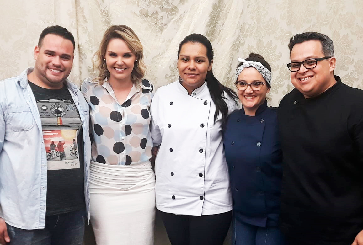Egressos do curso de Gastronomia da Univel participam do programa Sou Chef Confeiteiros